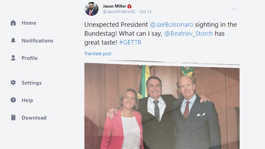 "Great Taste": Der Gettr-Chef Jason Miller postete auf Gettr das Foto, das er im Büro von Beatrix von Storch entdeckte. Es zeigt den brasilianischen Präsidenten Jair Bolsonaro, der Beatrix und Sven von Storch umarmt.