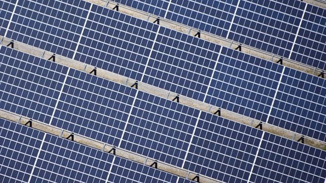 Auf einem Gelände in Sinsheim (Baden-Württemberg) ist eine Solaranlage zu sehen.