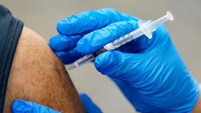 Angesichts weiter steigender Infektionszahlen rücken Auffrischungs-Impfungen als Corona-Schutz im Herbst und Winter zusehends in den Blick - vor allem für Menschen mit höheren Risiken. Angesichts weiter steigender Infektionszahlen rücken Auffrischungs-Impfungen als Corona-Schutz im Herbst und Winter zusehends in den Blick - vor allem für Menschen mit höheren Risiken.