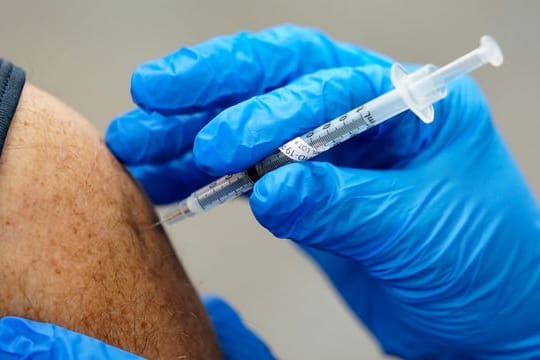 Angesichts weiter steigender Infektionszahlen rücken Auffrischungs-Impfungen als Corona-Schutz im Herbst und Winter zusehends in den Blick - vor allem für Menschen mit höheren Risiken.