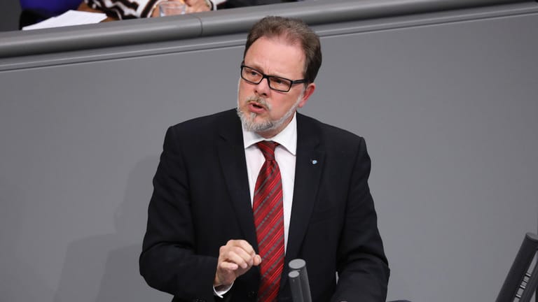 CDU-Politiker Heinrich im Deutschen Bundestag: eine Geschichte über den teilweise irrwitzigen Politikbetrieb.
