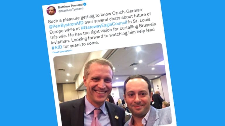 Petr Bystron: Der AfD-Bundestagsabgeordnete bekam 2018 einen Preis in den USA. Auf der Veranstaltung plauderte er auch mit Matthew Tyrrand, Autor bei Steven Bannons Breitbart-News. Heute ist Tyrmand bei Gettr und mit dem CEO auf Werbetour.