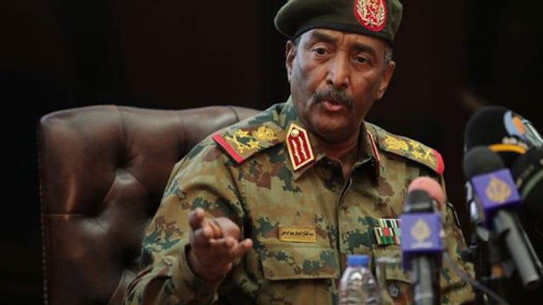 General Abdel Fattah al-Burhan gibt in Khartum eine Pressekonferenz.
