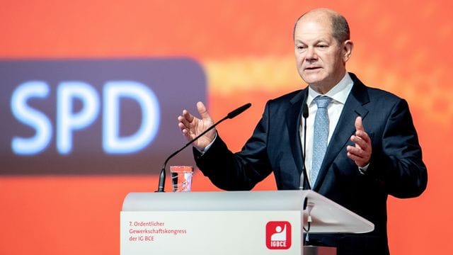 "Die neue Regierung wird im ersten Jahr (. "Die neue Regierung wird im ersten Jahr (.