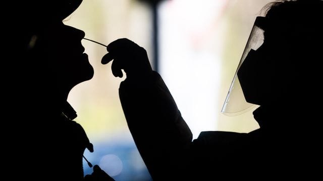 Eine Frau wird in einem Testzentrum in Hannover auf das Coronavirus getestet.