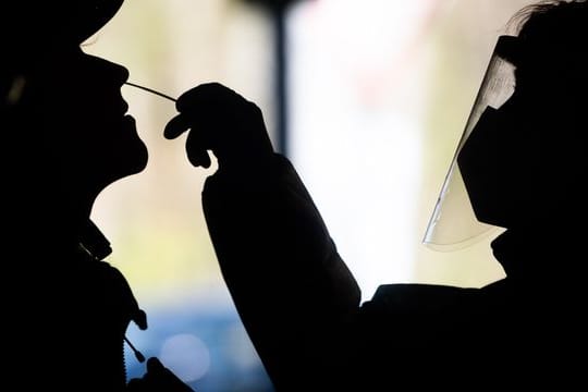 Eine Frau wird in einem Testzentrum in Hannover auf das Coronavirus getestet.