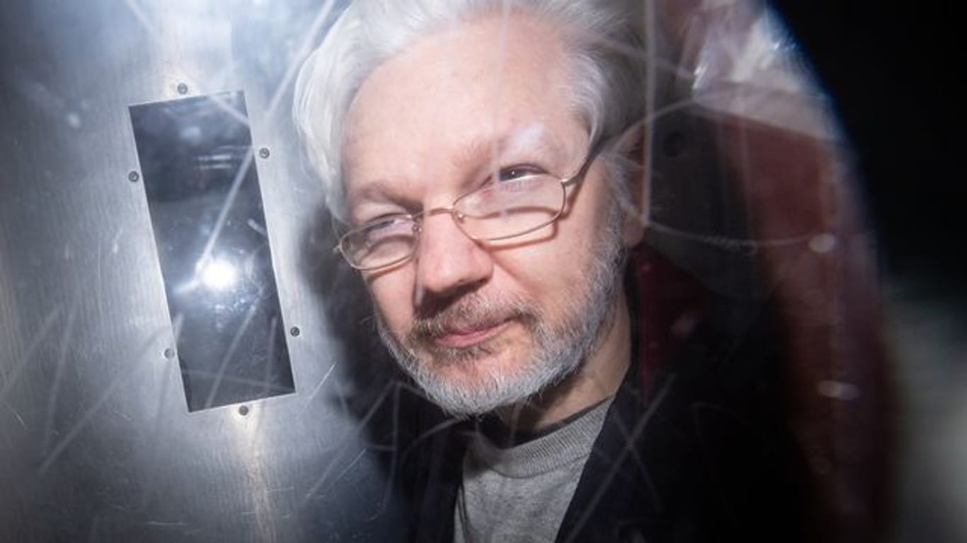 Julian Assange verlässt ein Gericht in London.