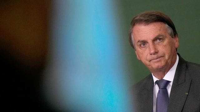 Täuschung, Anstiftung zu Straftaten, Verbrechen gegen die Menschlichkeit: Die Vorwürfe gegen Brasiliens Präsident Bolsonaro wiegen schwer.