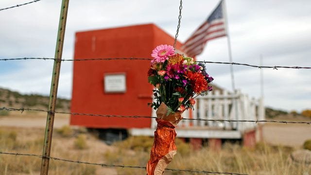 Ein Blumenstrauß hängt vor der Bonanza Creek Film Ranch nahe Santa Fe, wo sich der tödliche Unfall ereignete. Ein Blumenstrauß hängt vor der Bonanza Creek Film Ranch nahe Santa Fe, wo sich der tödliche Unfall ereignete.