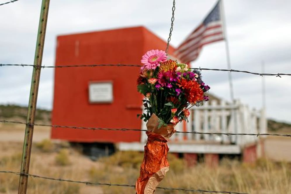 Ein Blumenstrauß hängt vor der Bonanza Creek Film Ranch nahe Santa Fe, wo sich der tödliche Unfall ereignete.