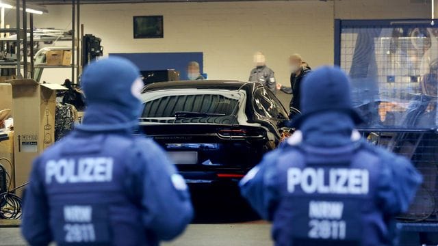 Polizisten untersuchen Räumlichkeiten in einem Gewerbegebiet in Ratingen. Polizisten untersuchen Räumlichkeiten in einem Gewerbegebiet in Ratingen.