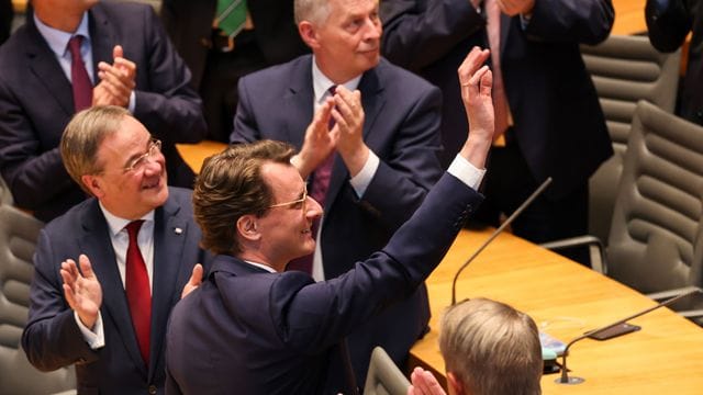 Hendrik Wüst bedankt sich nach der Wahl im Düsseldorfer Landtag bei den Abgeordneten. Hendrik Wüst bedankt sich nach der Wahl im Düsseldorfer Landtag bei den Abgeordneten.