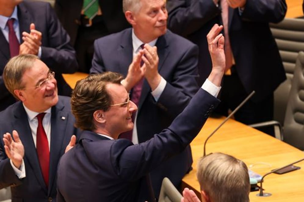 Hendrik Wüst bedankt sich nach der Wahl im Düsseldorfer Landtag bei den Abgeordneten.