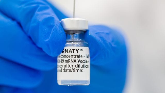 Ein Fläschen mit dem Impfstoff von Pfizer/Biontech.