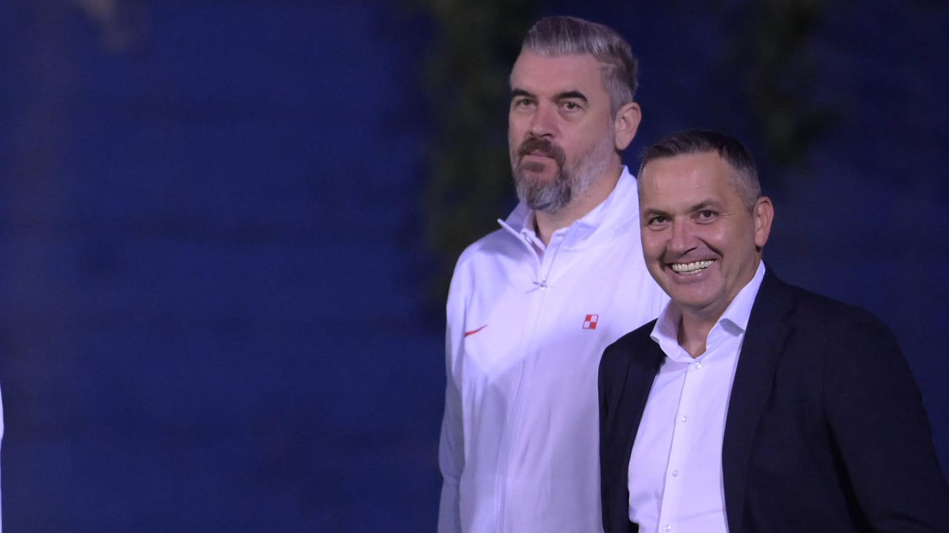 Stanišić für die kroatische Nationalmannschaft zu gewinnen, gilt als erster großer Coup Marijan Kustićs (re.), der erst im August die Verbandspräsidentschaft von Weltstar Davor Šuker übernommen hatte..