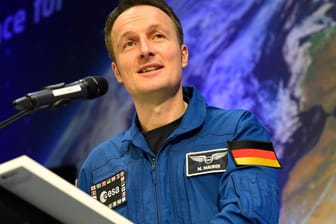 Matthias Maurer auf einer Pressekonferenz: Nach einer anspruchsvollen Ausbildung darf er nun das erste Mal ins All fliegen.