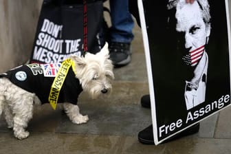 Eine Protestteilnehmerin hält während der Demonstration vor dem Gericht in London ein Plakat, auf dem Julian Assange abgebildet ist.