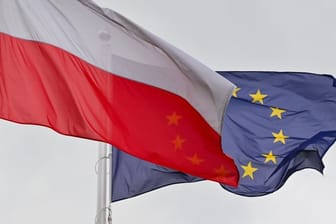 Polen soll ein tägliches Zwangsgeld in Höhe von einer Million Euro zahlen, bis das Land Vorgaben zu umstrittenen Justizreformen umsetzt.