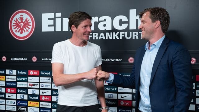 Eintracht-Trainer Oliver Glasner (l) bekommt noch die Rückendeckung von Markus Krösche. Eintracht-Trainer Oliver Glasner (l) bekommt noch die Rückendeckung von Markus Krösche.