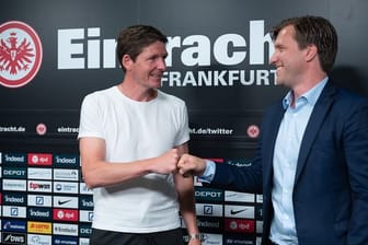 Eintracht-Trainer Oliver Glasner (l) bekommt noch die Rückendeckung von Markus Krösche.