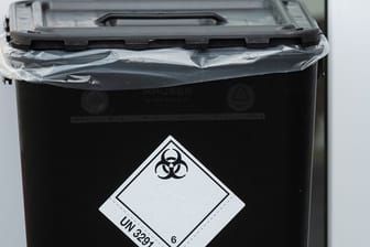 Ein Mülleimer für benutzte Schutzkleidung steht vor dem Medizinischen Versorgungszentrum in Groß-Gerau.