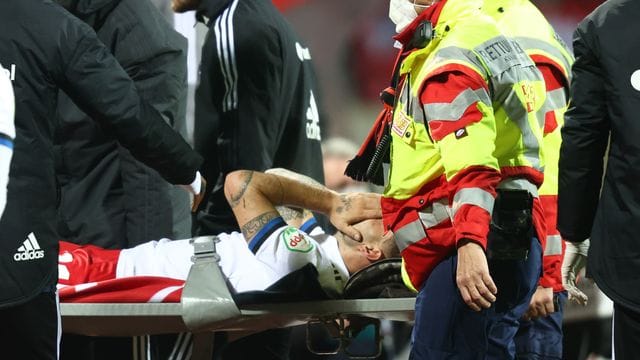 Muss lange pausieren: Tim Leibold (M) erlitt beim HSV-Sieg in Nürnberg einen Kreuzbandriss. Muss lange pausieren: Tim Leibold (M) erlitt beim HSV-Sieg in Nürnberg einen Kreuzbandriss.