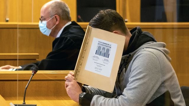 Der 22-jährige Angeklagte im Gericht.