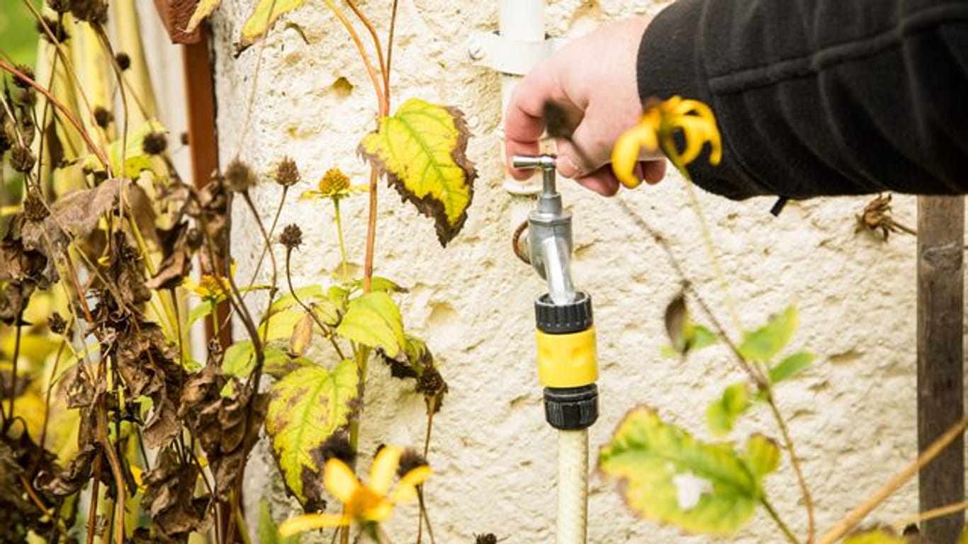 Um Rohrbrüchen vorzubeugen, müssen zum Ende des Herbstes alle Wasserleitungen im Außenbereich abgestellt und entleert werden.