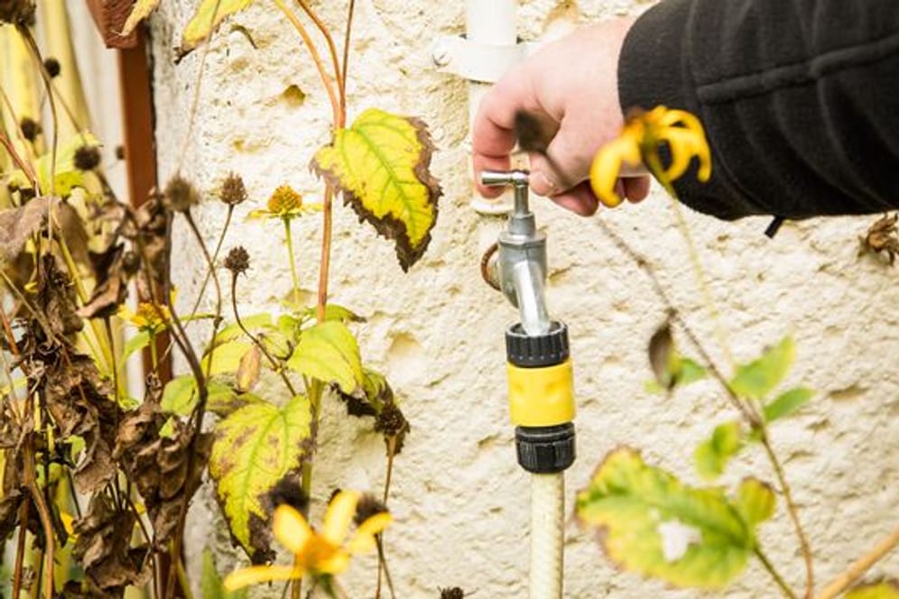 Um Rohrbrüchen vorzubeugen, müssen zum Ende des Herbstes alle Wasserleitungen im Außenbereich abgestellt und entleert werden.