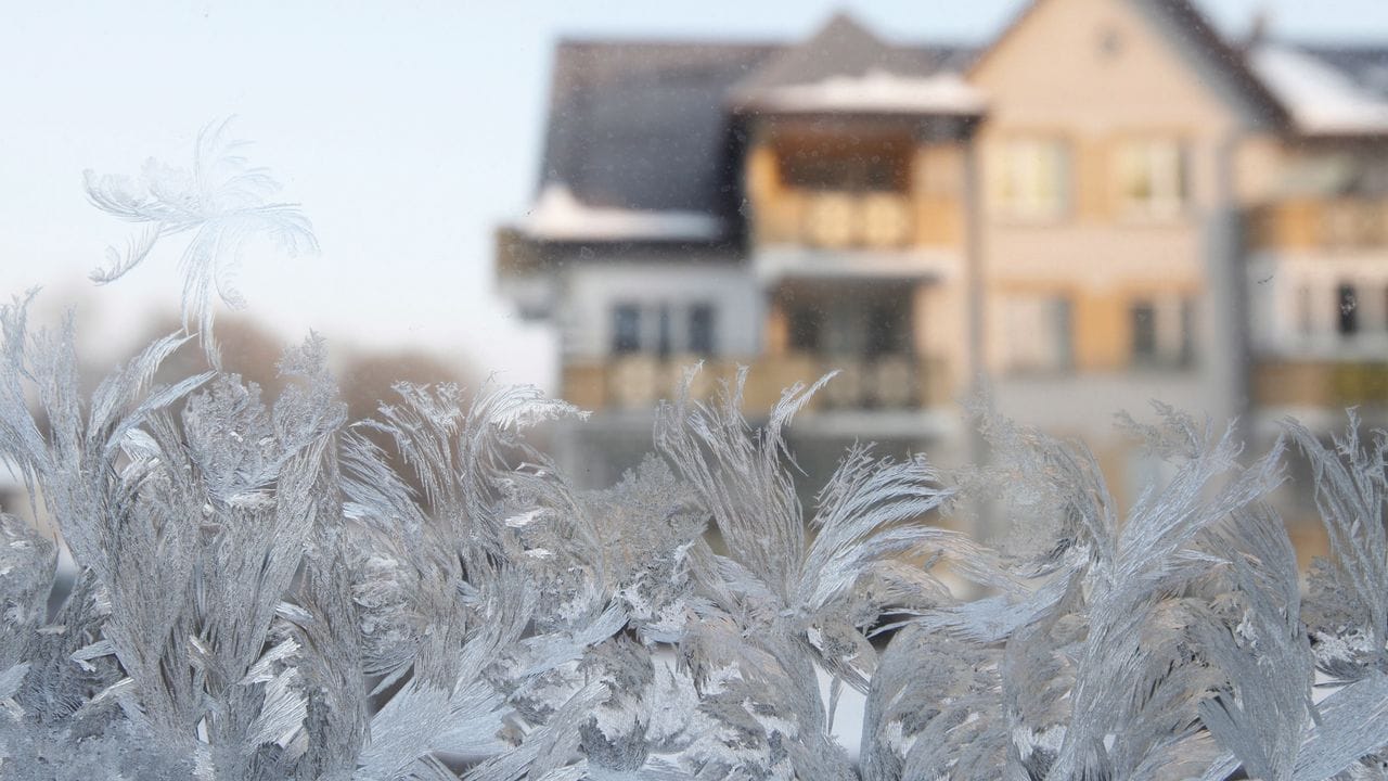 Wunderschön kann der Frost sein - aber nicht angenehm, wenn das Haus auf die Minusgrade nicht vorbereitet ist.
