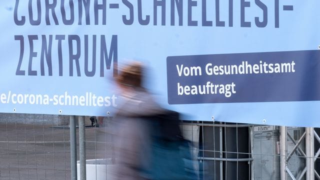 Die bundesweite Sieben-Tage-Inzidenz steigt erneut deutlich an.