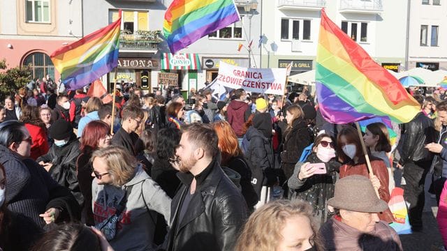 In Polen nehmen Menschen an einer Demonstration zur Gleichberechtigung für Mitglieder der LGBTQ-Community teil. In Polen nehmen Menschen an einer Demonstration zur Gleichberechtigung für Mitglieder der LGBTQ-Community teil.