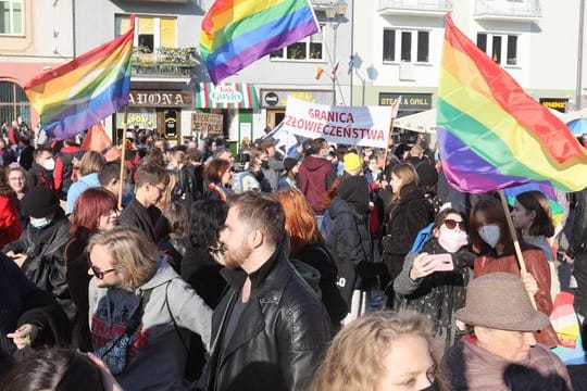 In Polen nehmen Menschen an einer Demonstration zur Gleichberechtigung für Mitglieder der LGBTQ-Community teil.