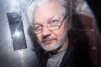 Wikileaks-Gründer Julian Assange verlässt das Westminster Magistrates Gericht nach einer Anhörung zum Auslieferungsgesuch der USA.