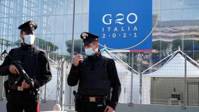 Carabinieri patrouillieren vor dem Schauplatz des Gipfels, dem Kongresszentrum La Nuvola (die Wolke) in Rom. Carabinieri patrouillieren vor dem Schauplatz des Gipfels, dem Kongresszentrum La Nuvola (die Wolke) in Rom.