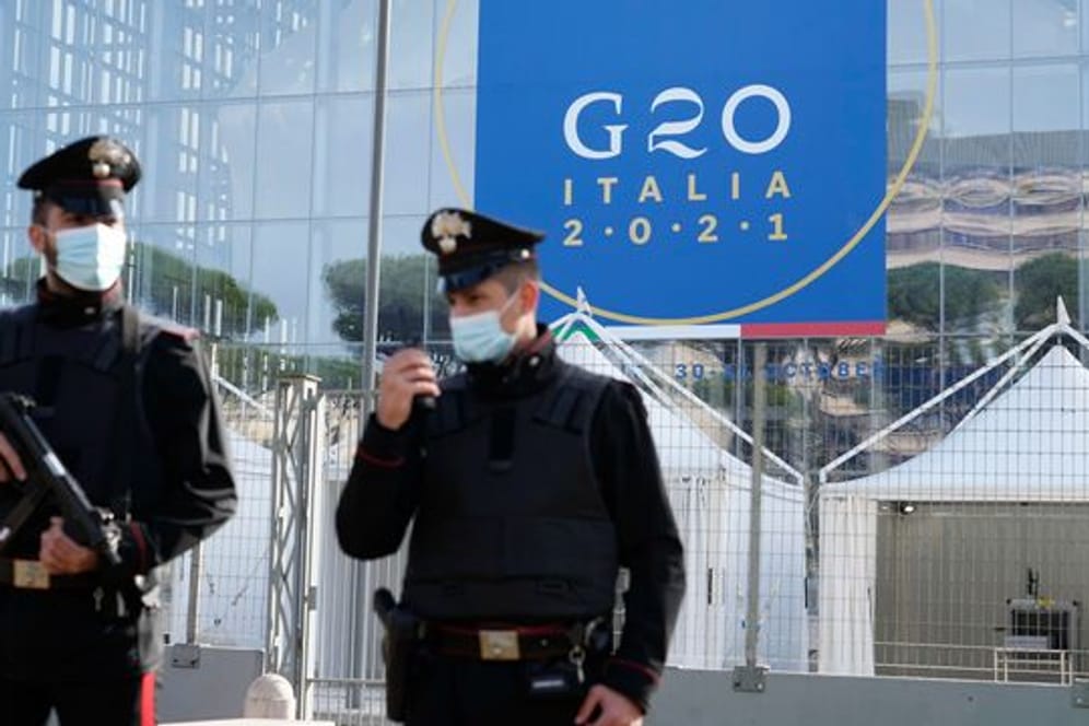 Carabinieri patrouillieren vor dem Schauplatz des Gipfels, dem Kongresszentrum La Nuvola (die Wolke) in Rom.