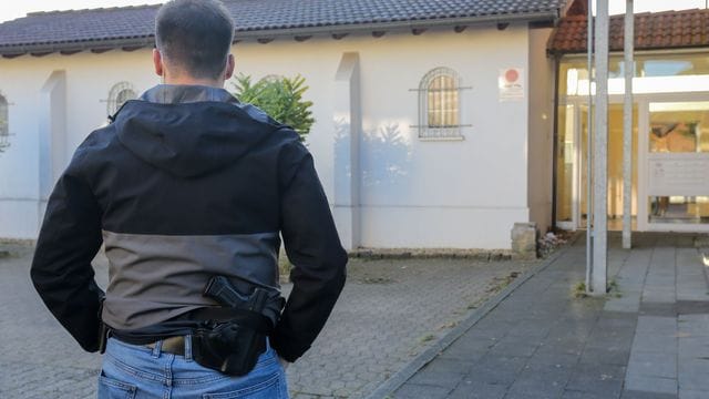 Ein Polizeibeamter sichert einen Einsatzort in Düren.