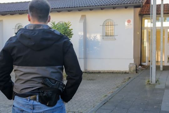 Ein Polizeibeamter sichert einen Einsatzort in Düren.