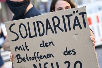 Eine Demonstrantin hält während einer Kundgebung in Wiesbaden ein Plakat mit der Aufschrift "Solidarität mit den Betroffenen des NSU 2.
