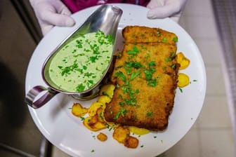 Ein veganes "Frankfurter Schnitzel" liegt frisch angerichtet auf dem Teller.