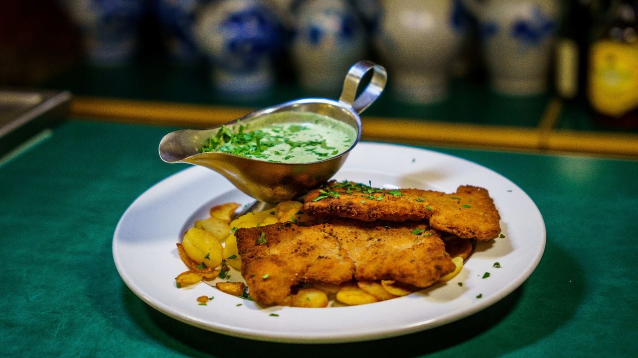 Ein veganes "Frankfurter Schnitzel" mit veganer "Grüner Soße".