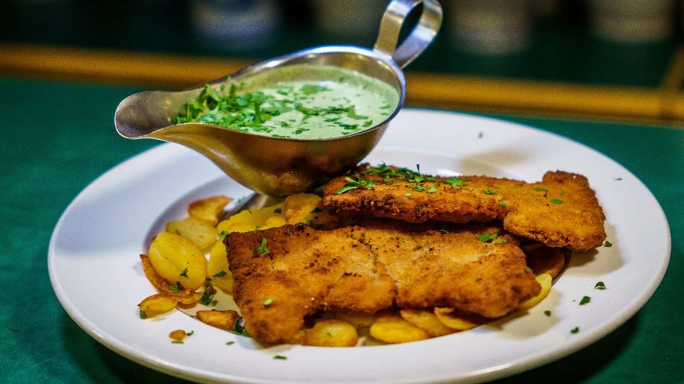 Ein veganes "Frankfurter Schnitzel" mit veganer "Grüner Soße".