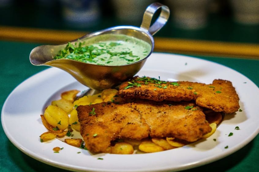 Ein veganes "Frankfurter Schnitzel" mit veganer "Grüner Soße".