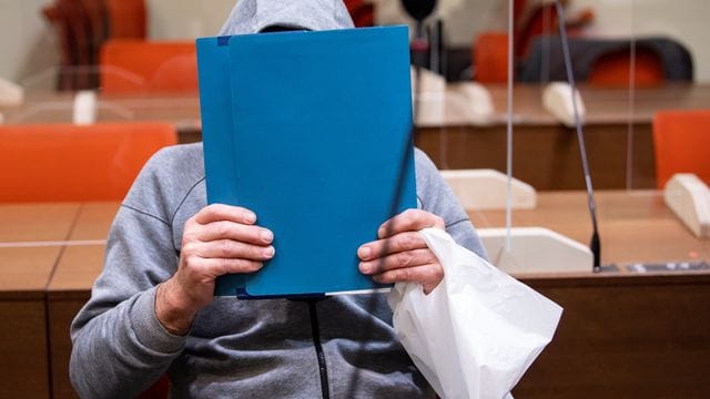 Der wegen Mordes durch Unterlassen angeklagte Mann sitzt vor Prozessbeginn im Gerichtssaal. Der wegen Mordes durch Unterlassen angeklagte Mann sitzt vor Prozessbeginn im Gerichtssaal.