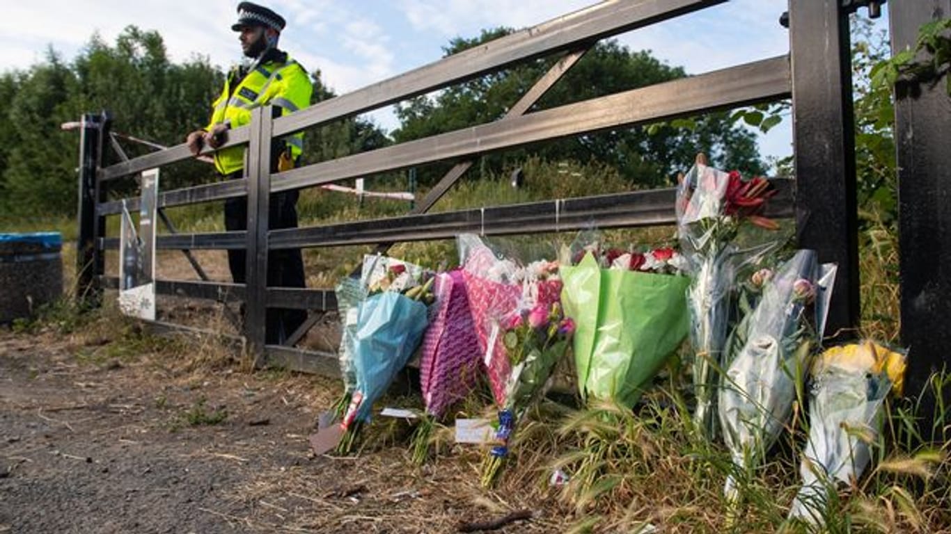 Blumen liegen am Eingang des Fryent Country Park in Wembley, wo die beiden Schwestern getötet wurden.