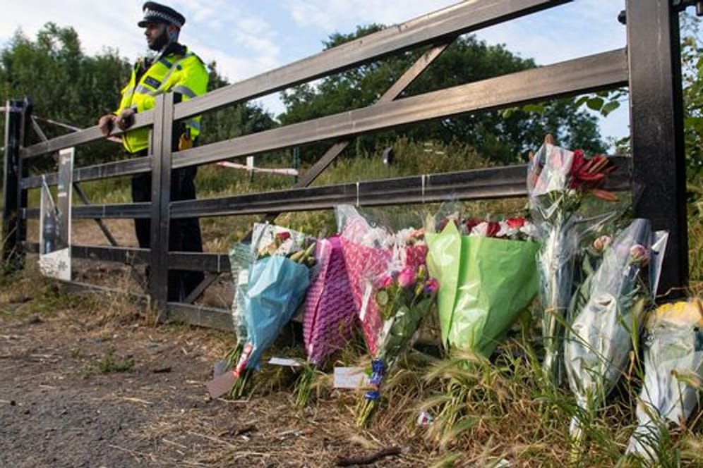 Blumen liegen am Eingang des Fryent Country Park in Wembley, wo die beiden Schwestern getötet wurden.