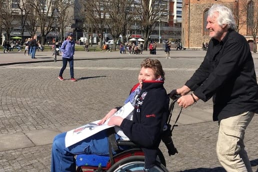 Arnold Schnittger mit seinem Sohn Nico bei einem Protest gegen Bundesgesundheitsminister Jens Spahn in Berlin (Archivbild).