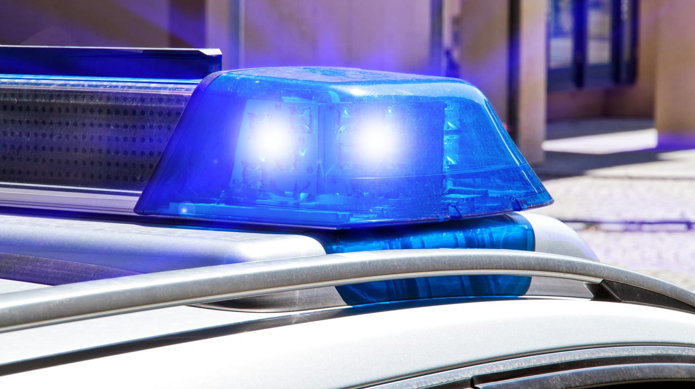 Blaulicht auf Streifenwagen (Symbolbild): Der 49-jährige Mann sitzt in Untersuchungshaft.