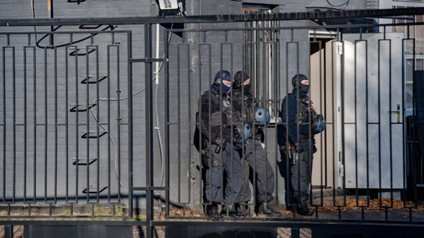 Polizeibeamte vor einem Gebäude in einem Gewerbegebiet in Berlin-Weißensee.