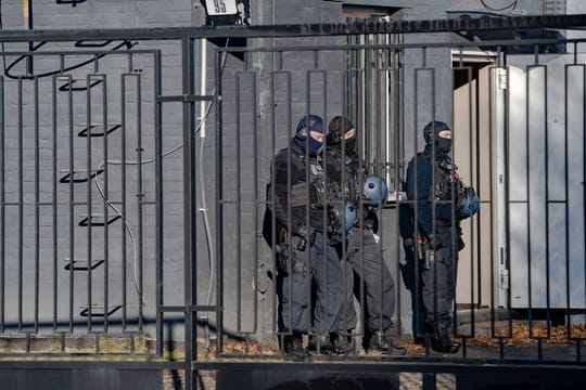 Polizeibeamte vor einem Gebäude in einem Gewerbegebiet in Berlin-Weißensee.